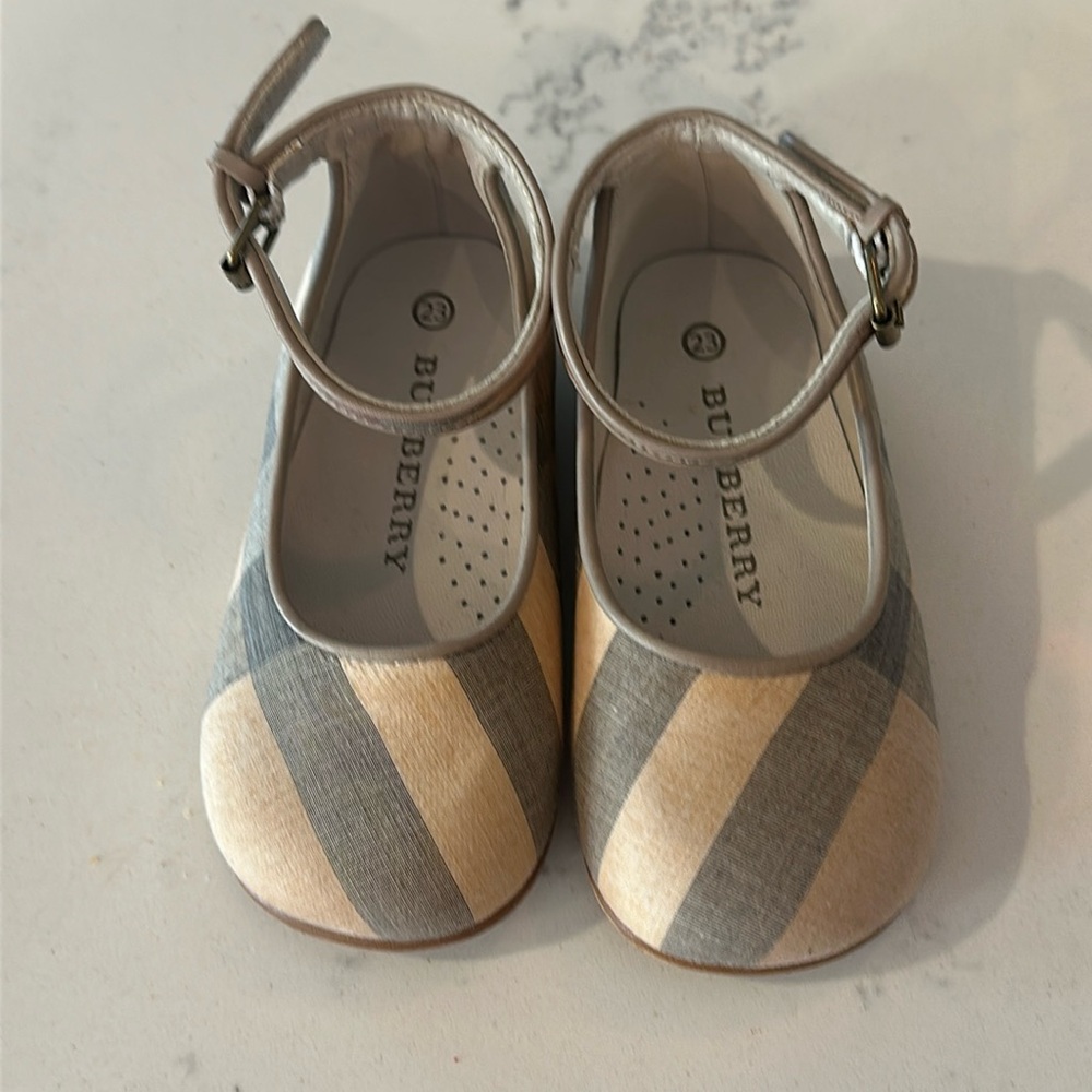 Burberry Toddler Dress Shoes, size eu 23 (size US 7)